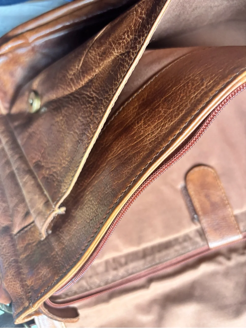 Men's Brown Leather Messenger Bag - Classic Carry